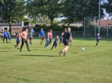 Laatste training S.K.N.W.K. JO8-1 (partijtje tegen de ouders) van maandag 2 juni 2025 (87/123)